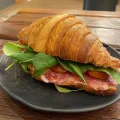 Croissant Recheado de Salame, Rcula e Cream Cheese