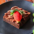 Brownie com Pedaos de Chocolate - Com Morango e Nutella